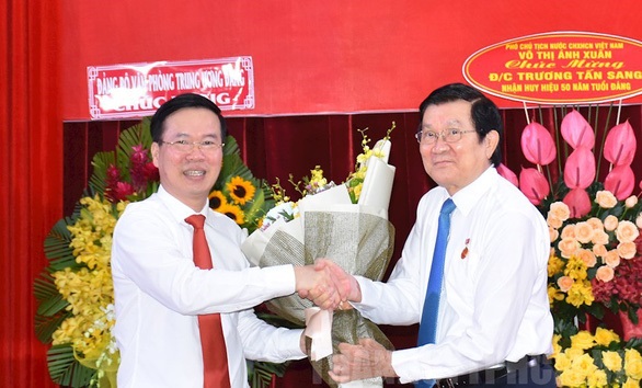Thường trực Ban Bí thư Võ Văn Thưởng trao Huy hiệu 50 năm tuổi Đảng và chúc mừng nguyên Chủ tịch nước Trương Tấn Sang.
