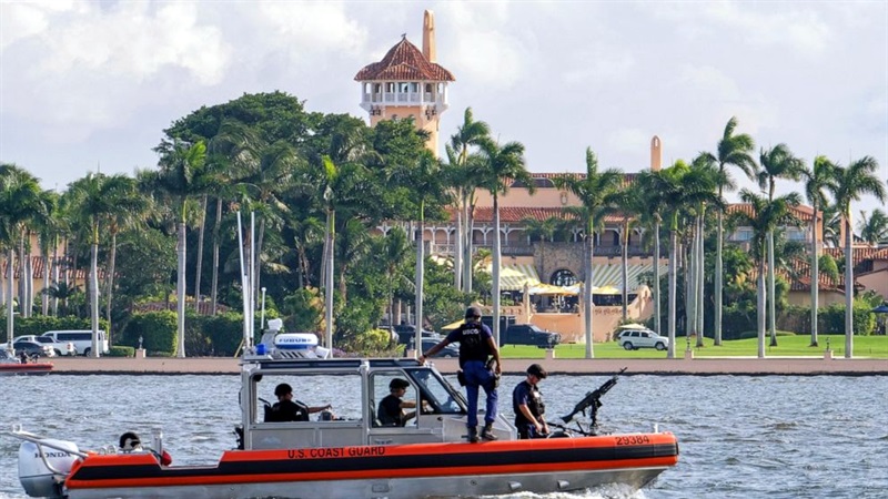 Mật vụ Mỹ tuần tiễu bằng xuồng qua dinh thự Mar-a-Lago của cựu Tổng thống Trump ở Palm Beach, Florida. Ảnh: AP