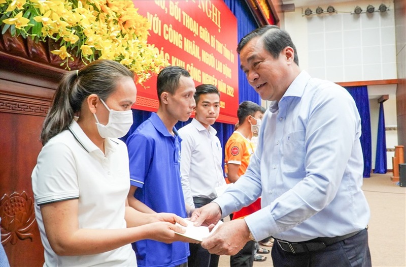 Bí thư Tỉnh ủy Quảng Nam Phan Việt Cường tặng quà công nhân lao động tại buổi đối thoại ngày 1-8-2022.