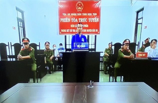 Bị cáo Vũ Quốc Uy tại phiên tòa trực tuyến do TAND tỉnh Kon Tum xét xử vào cuối tháng 6-2022.