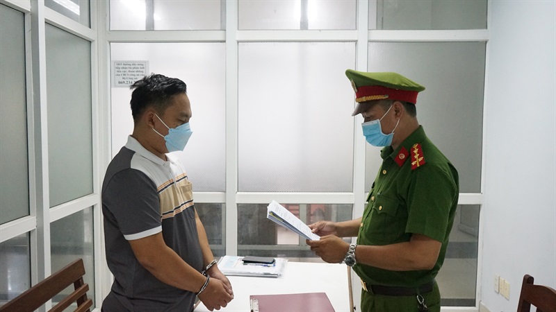 Nguyễn Thanh Quang lừa 7 tỷ đồng của đồng nghiệp để trả nợ.