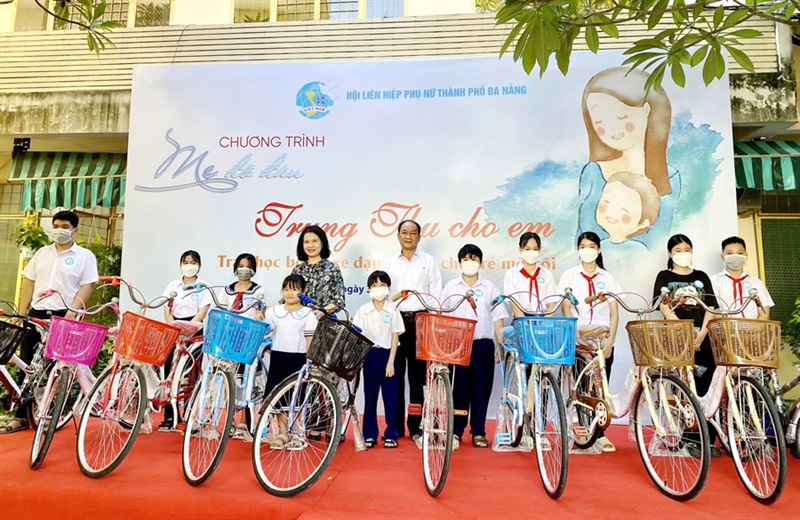 Đại diện Hội LHPN TP và UBMTQVN TP Đà Nẵng trao tặng xe đạp cho trẻ em mồ côi.
