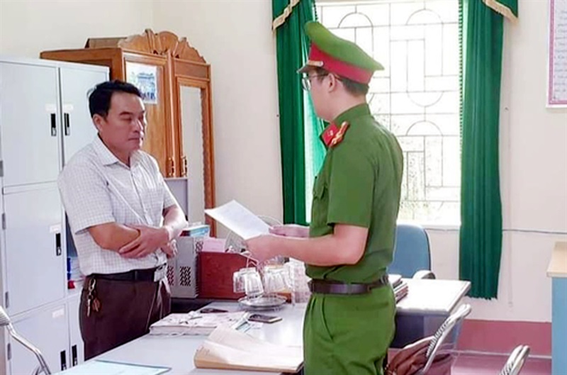 Ông Nguyễn Văn Hiếu - nguyên Chủ tịch UBND xã Đỉnh Sơn bị khởi tố về tội danh "Vi phạm quy định về kế toán gây hậu quả nghiêm trọng".