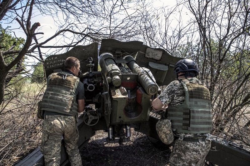 Pháo binh Ukraine kiểm tra vũ khí ở tiền tuyến tại Kherson hôm 15-7. Ảnh: Getty Images