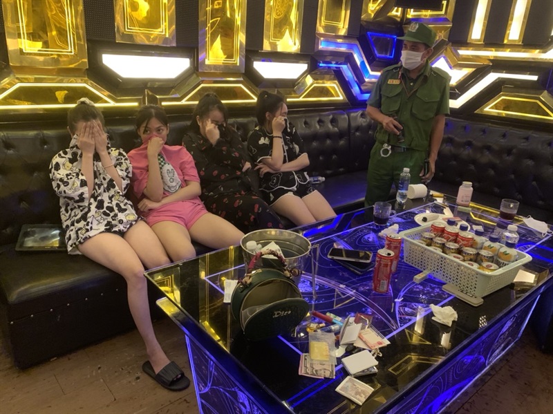 Nhiều cô gái trẻ được phát hiện dương tính với ma túy tại quán karaoke Mr. Rìn.