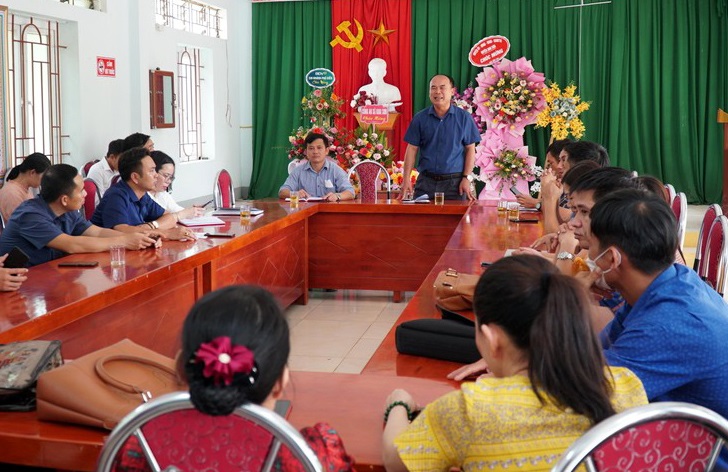 Lãnh đạo huyện Anh Sơn chủ trì cuộc họp tháo gỡ khó khăn liên quan đến sáp nhập trường.