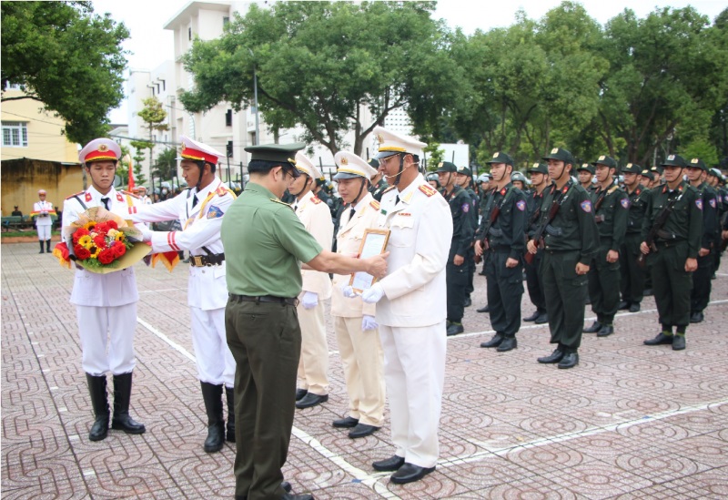 Giám đốc Công an tỉnh Đắk Lắk trao quyết định cho lãnh đạo Tiểu đoàn CSCĐ dự bị tại buổi lễ.