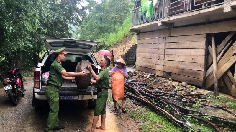 Công an huyện Kỳ Sơn giúp người dân di dời ra khỏi vùng sạt lở nguy hiểm.