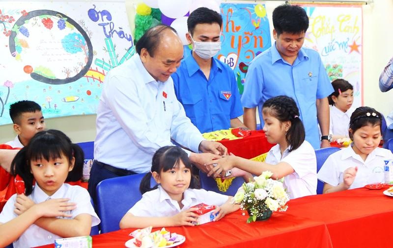 Chủ tịch nước Nguyễn Xuân Phúc tặng quà các cháu thiếu nhi.