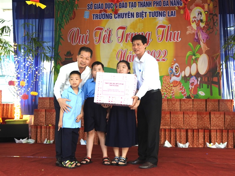 Bí thư Thành ủy Đà Nẵng Nguyễn Văn Quảng trao quà Trung thu tại Trường Chuyên biệt Tương Lai.