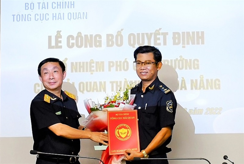 Đại diện lãnh đạo Tổng cục Hải quan trao quyết định bổ nhiệm Phó Cục trưởng Cục Hải quan TP Đà Nẵng cho ông Phạm Duy Nhất.