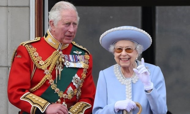 Một bé gái đang đặt hoa ở ngoài hàng rào cung điện Buckingham để tưởng nhớ Nữ hoàng. Ảnh: Reuters