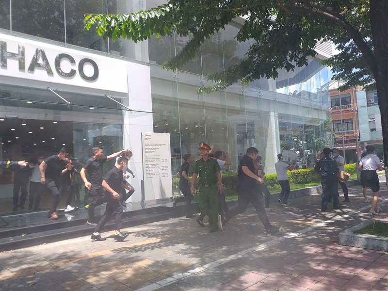 CBCS Đội Cảnh sát PCCC&CNCH CAQ Thanh Khê triển khai đội hình dập tắt đám cháy