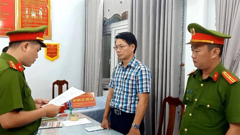 Công an tỉnh Quảng Nam tống đạt quyết định khởi tố bị can đối với ông Nguyễn Quốc Tiến.