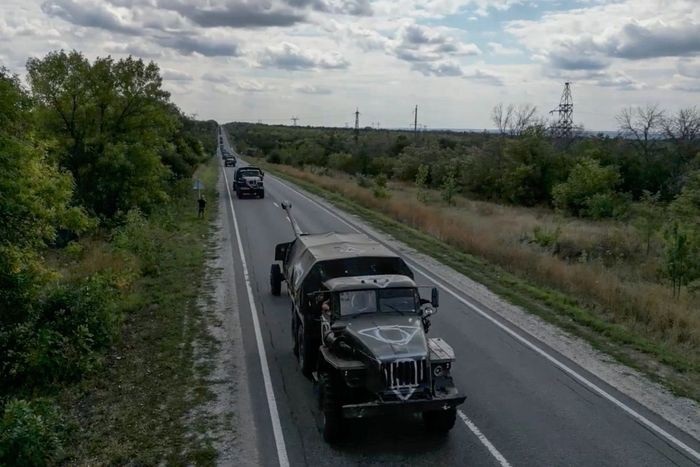 Các phương tiện quân sự của Nga di chuyển qua khu vực Kharkov.