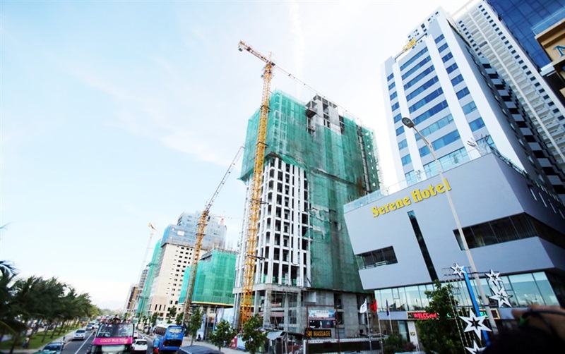 Nhiều công trình xây dựng cao tầng trên địa bàn TP Đà Nẵng có sử dụng thiết bị cần trục tháp.