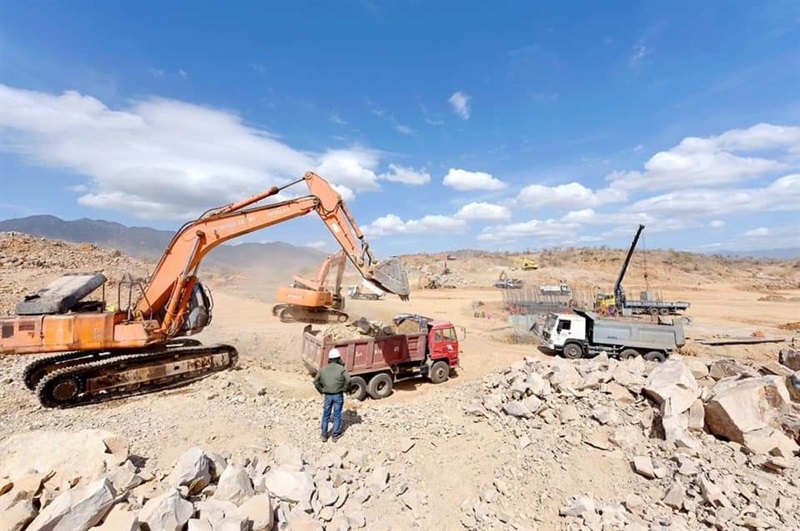 Máy móc, phương tiện trong mỏ đá Phước Tường dừng khai thác 2 năm nay nhưng đá thương phẩm vẫn còn, chủ mỏ đang xin gia hạn giấy phép.
