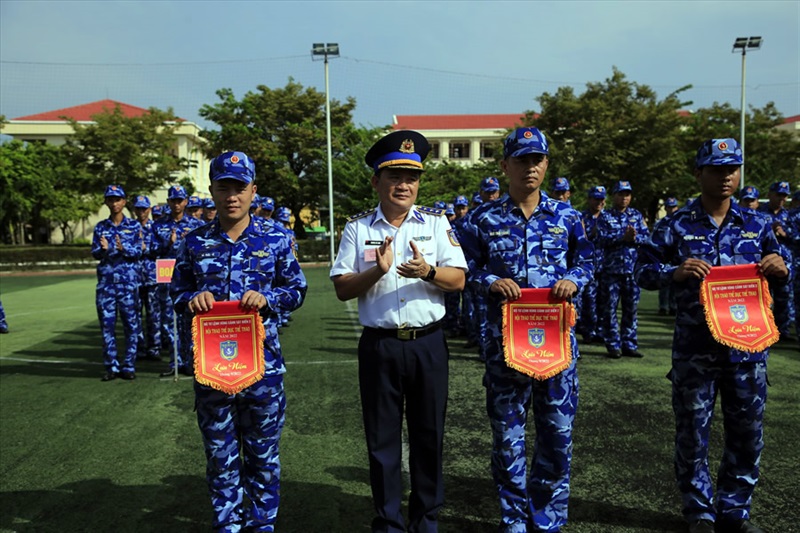 Lãnh đạo Bộ Tư lệnh Vùng 2 Cảnh sát biển tặng cờ lưu niệm cho các đoàn vận động viên dự hội thao.