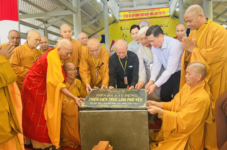 Đại tướng Phạm Văn Trà, lãnh đạo tỉnh Phú Yên và các vị chức sắc Phật giáo thực hiện đặt đá xây dựng Thiền viện Trúc Lâm Phú Yên.