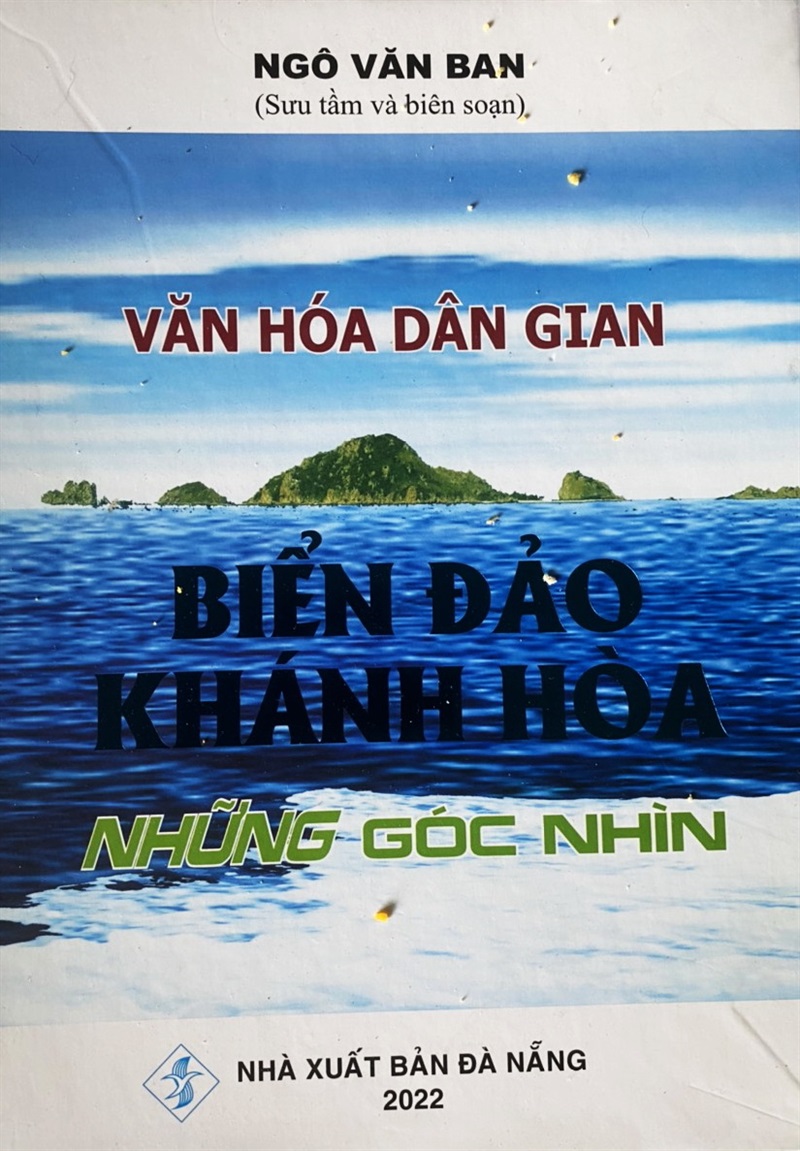 Bìa sách “Biển đảo Khánh Hòa - Những góc nhìn”.