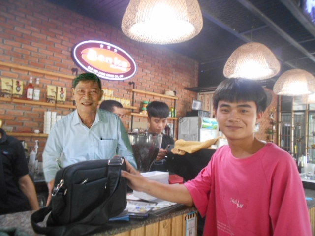 Bí thư Huyện Đoàn Núi Thành trao giấy khen kèm tiền thưởng cho em Phạm Thanh Hiều.