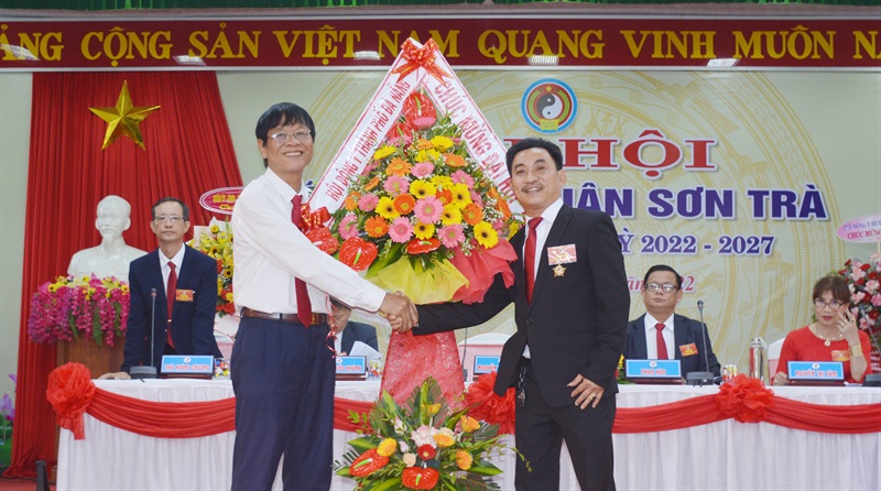Chủ tịch Hội Đông y TP Đà Nẵng Nguyễn Minh Sơn (trái) tặng hoa chúc mừng Đại hội.
