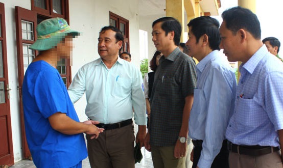 Lãnh đạo UBND tỉnh Quảng Trị và sở, ngành thăm hỏi người được chăm sóc tại Trung tâm BTXH Tổng hợp 1. Ảnh: BH