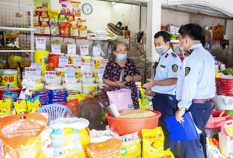 Lực lượng QLTT TP Đà Nẵng kiểm tra một cơ sở kinh doanh trên địa bàn TP.
