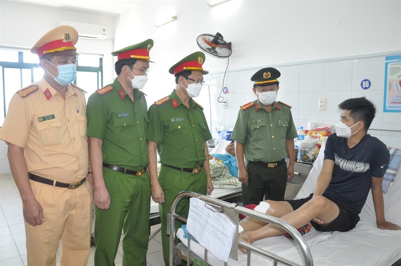 Đại diện lãnh đạo các đơn vị của CATP Đà Nẵng thăm hỏi động viên Trung uý Trần Quốc Thịnh.
