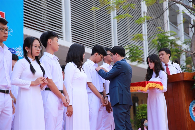Trước thềm kỷ niệm 70 năm ngày thành lập trường, cựu HS Phan Châu Trinh của các niên khóa đã về thăm lại trường xưa.
Trong ảnh: Đại diện cựu học sinh niên khóa 1988-1991 tặng hoa, quà tri ân thầy cô nhân 30 năm Hội khóa.