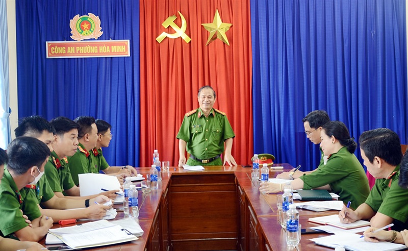 Trưởng Công an phường Hòa Khánh Bắc báo cáo với đoàn công tác tại buổi làm việc.