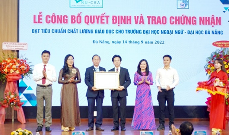 Đại diện lãnh đạo Trung tâm KĐCLGD Đại học Quốc gia Hà Nội trao Quyết định công nhận Trường ĐHNN ĐN đạt chuẩn Kiểm định chất lượng cơ sở giáo dục Đại học.