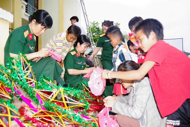 Hội phụ nữ cơ quan Bộ CHQS tỉnh Quảng Nam tổ chức chương trình Vầng Trăng yêu thương cho các cháu thiếu nhi xã Chơ Chun, huyện Nam Giang. Ảnh: Thanh Phước