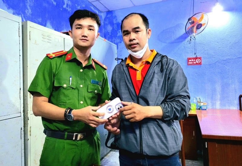Đại diện đơn vị, Trung úy Lê Đình Tâm Thuyết trao trả điện thoại cho anh Phạm Son.