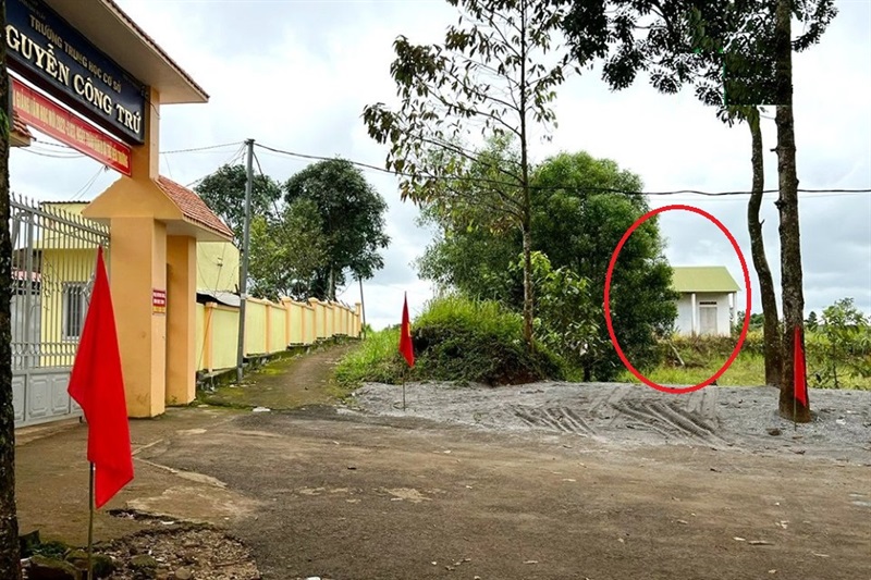 Một địa điểm khác gần Trường THCS Nguyễn Công Trứ cũng ngổn ngang bơm kim tiêm do “con nghiện” vứt lại.