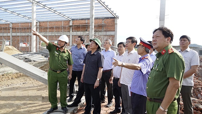 Bí thư Tỉnh ủy Hồ Quốc Dũng (bên trái) và Phó Chủ tịch Thường trực UBND tỉnh Nguyễn Tuấn Thanh thăm hỏi nạn nhân tại BVĐK tỉnh.