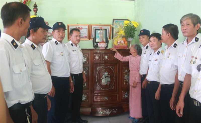 Ban Liên lạc Bộ đội Trường Sa TP Đà Nẵng bên tủ thờ trao tặng cho gia đình liệt sĩ Phạm Văn Lợi. ảnh: L.V.T