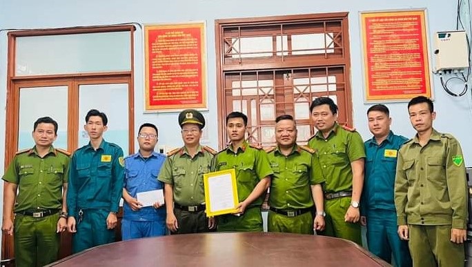 Đại diện lãnh đạo Công an quận Thanh Khê trao thưởng cho tổ tuần tra 8394 phường Chính Gián.