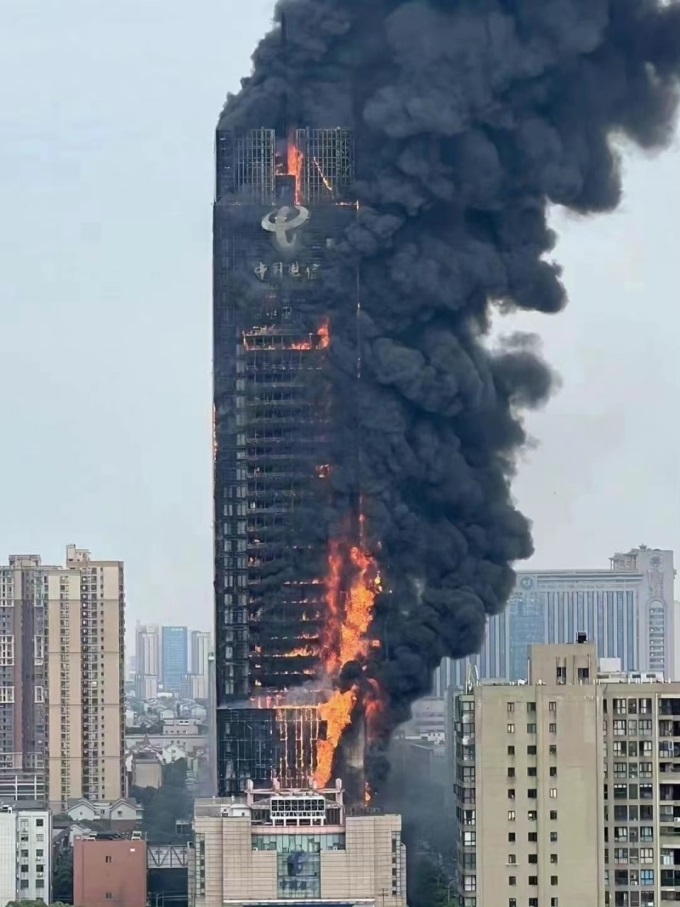 Khói lửa bốc lên ngùn ngụt từ tòa nhà. Ảnh: Weibo