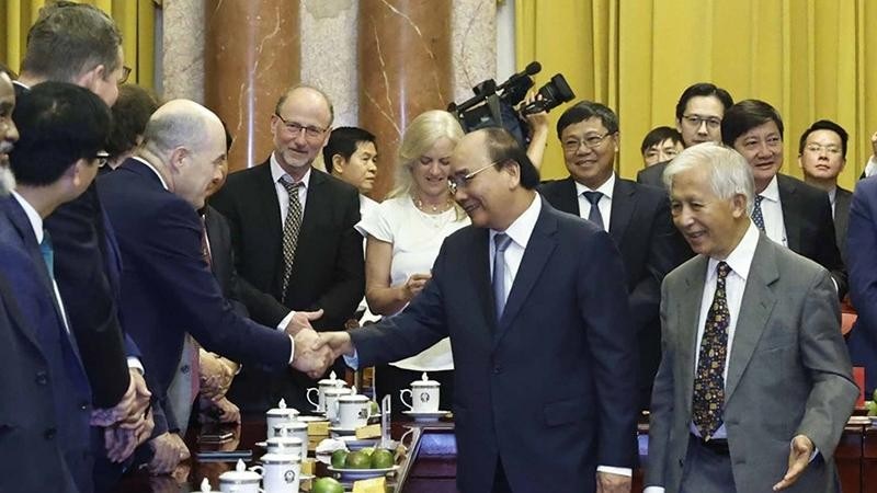 Chủ tịch nước Nguyễn Xuân Phúc và các nhà khoa học đoạt giải Nobel.