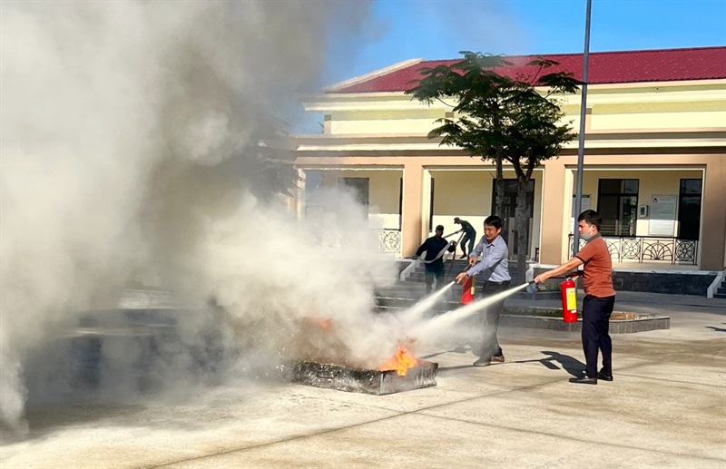 Lực lượng chữa cháy chuyên nghiệp cơ động đến hiện trường khống chế đám cháy.