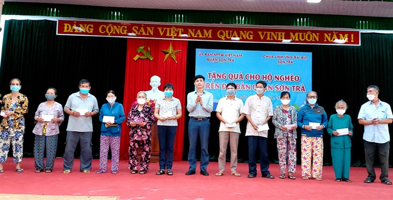 UBMTTQ Việt Nam Q.Sơn Trà phối hợp Chùa Linh ứng Bãi bụt Sơn Trà trao quà hỗ trợ các hộ nghèo trên địa bàn.