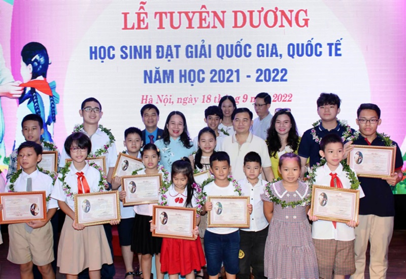 Phó Chủ tịch nước Võ Thị Ánh Xuân cùng lãnh đạo Tổng Liên Đoàn Lao động Việt Nam, Công Đoàn Viên chức Việt Nam trao phần thưởng tặng 503 HS xuất sắc giành giải quốc gia, quốc tế năm học 2021-2022.