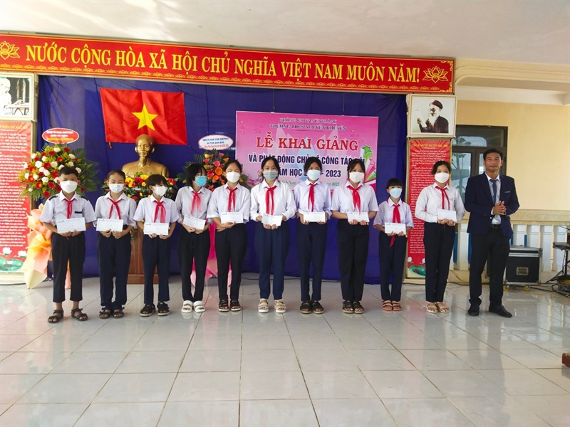 Vietcombank trao tặng học bổng cho HS nghèo vượt khó học giỏi tại trường THCS Nguyễn Khuyến, H. Núi Thành.