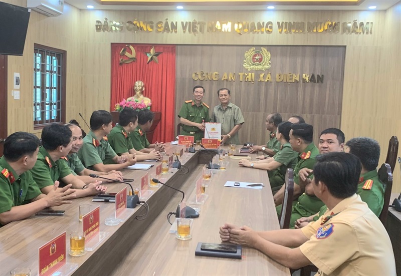 Thượng tướng Lê Thế Tiệm tặng sách cho Công an thị xã Điện Bàn.