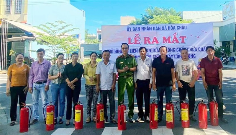 Công an xã Hòa Châu (H. Hòa Vang) tặng 10 bình chữa cháy cho các hộ dân "Tổ liên gia an toàn PCCC".