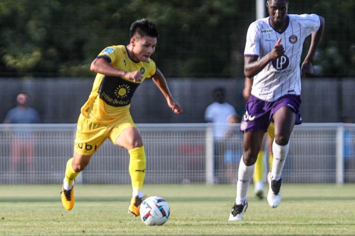 Quang Hải ra sân từ ghế dự bị trận Pau FC thắng Valenciennes 1-0.