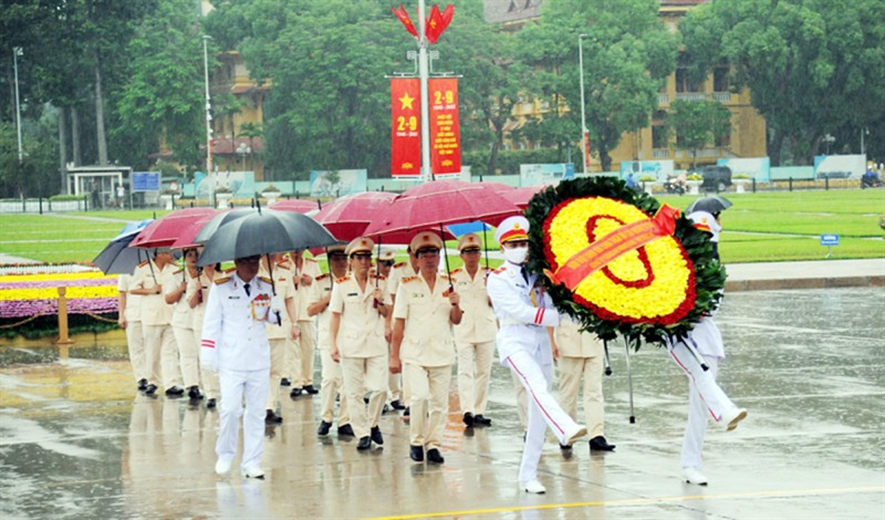 Đoàn đại biểu Đảng ủy Công an Trung ương, Bộ Công an vào Lăng viếng Chủ tịch Hồ Chí Minh.