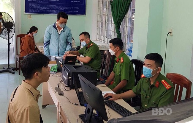 Học sinh đến làm CCCD tại bộ phận 1 cửa UBND TP Đông Hà trong ngày 1-9.