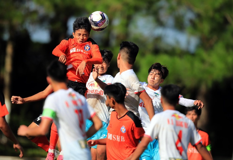 U17 SHB Đà Nẵng (áo sẫm) thi đấu khá tốt, đứng đầu bảng C vòng loại U17 Quốc gia 2022.
